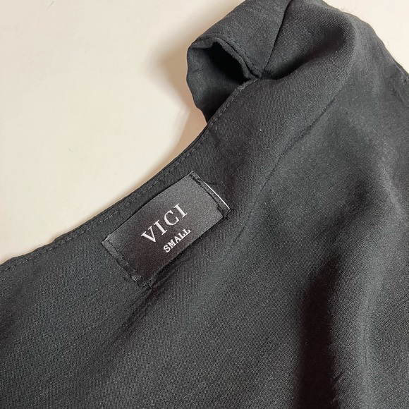 VICI Wide,flared Crop tank - Picture 3 of 8